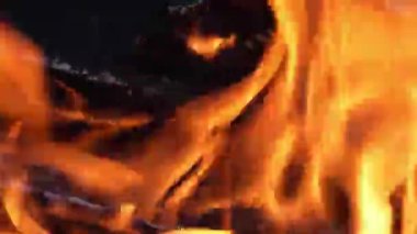 Büyük kütüklerden alevler. Sıcak şenlik ateşi, şömine barbeküye hazır. Şenlik ateşi yakın çekim. Açık hava yangını