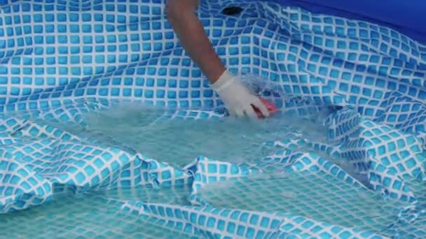 Pvcインフレータブルスイミングプールを掃除し 藻類の汚れた空のプールを掃除し 暑い夏の水泳シーズンの始まり 清掃サービスのコンセプト — ストック動画