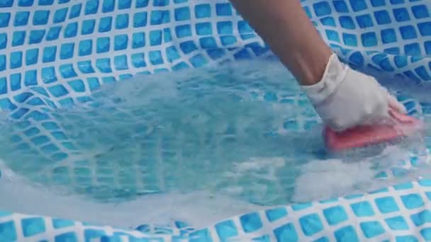 Reinigung Des Aufblasbaren Schwimmbeckens Aus Pvc Reinigung Des Schmutzigen Leeren — Stockvideo