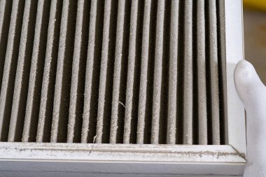 HVAC filtresinin değiştirilmesi gerekiyor, eski kirli filtre tozla kaplanacak. Ev merkezi havalandırma sistemi için Kirli Hava filtresi.