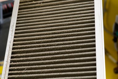 HVAC filtresinin değiştirilmesi gerekiyor, eski kirli filtre tozla kaplanacak. Ev merkezi havalandırma sistemi için Kirli Hava filtresi.