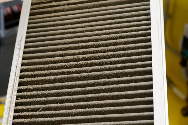 HVAC filtresinin değiştirilmesi gerekiyor, eski kirli filtre tozla kaplanacak. Ev merkezi havalandırma sistemi için Kirli Hava filtresi.