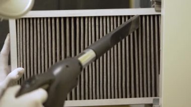 hvac filtresi değiştiriliyor. Merkezi havalandırma sistemindeki filtreyi değiştiriyorum, fırın. Ev merkezi klima sistemi için Kirli Hava filtresi değiştiriliyor. Döner ısı değiştiricideki filtreyi değiştir