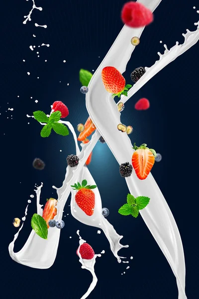 Frische Erdbeeren Fallen Einem Leckeren Erdbeer Smoothie Dunkler Hintergrund Beerenmilchshake — Stockfoto