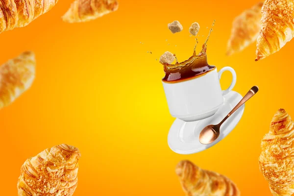 Frisch Gebackene Frühstückscroissants Mit Käseflocken Krümeln Tasse Heißen Kaffee Fliegen — Stockfoto