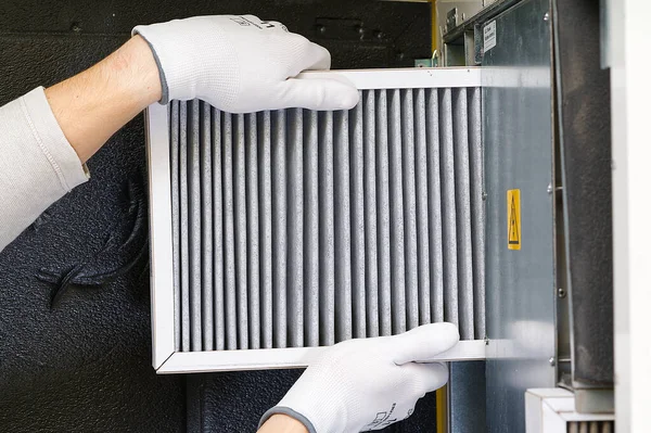hvac filtresi değiştiriliyor. Merkezi havalandırma sistemindeki filtreyi değiştiriyorum, fırın. Ev merkezi klima sistemi için Kirli Hava filtresi değiştiriliyor. Döner ısı değiştiricideki filtreyi değiştir
