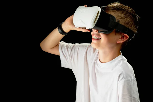 Young Man Wearing Goggles Glasses Metaverse Technology Virtual Reality Concept — Foto Stock