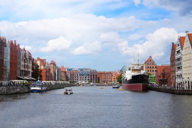 GDANSK, POLAND - Temmuz 2022: Tarihi Eski Şehir Gda sk, Eski Geleneksel Şehir Mimarisi. Polonya, Avrupa. Gda sk. Amber Şehri.