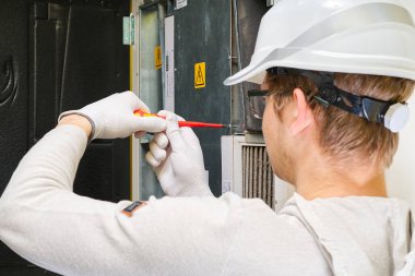 Hvac filtresi ev merkezi havalandırma sistemini değiştiriyor. Askerler fırında filtre değiştiriyor. Döner ısı dönüştürücüdeki filtreyi değiştir.