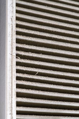 HVAC filtresinin değiştirilmesi gerekiyor, eski kirli filtre tozla kaplanacak. Ev merkezi havalandırma sistemi için Kirli Hava filtresi.