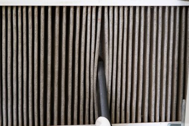 hvac filtresi değiştiriliyor. Merkezi havalandırma sistemindeki filtreyi değiştiriyorum, fırın. Ev merkezi klima sistemi için Kirli Hava filtresi değiştiriliyor. Döner ısı değiştiricideki filtreyi değiştir