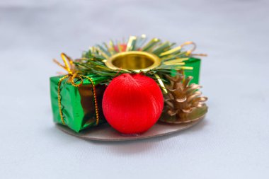 Rio de Janeiro 'da beyaz arka planda Noel temalı mum tutacağı.