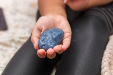 Rio de Janeiro 'da sümükle oynayan çocuk.