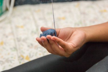 Rio de Janeiro 'da sümükle oynayan çocuk.