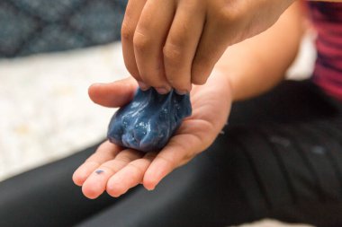 Rio de Janeiro 'da sümükle oynayan çocuk.