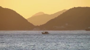 Rio de Janeiro, Brezilya 'da Guanabara Körfezi' nde römorkör ve balıkçı teknesi..
