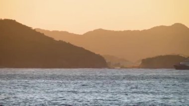 Rio de Janeiro, Brezilya 'da Guanabara Körfezi' nde römorkör ve balıkçı teknesi..