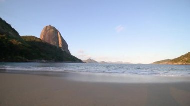 Brezilya Rio de Janeiro 'da kırmızı plaj ve şekerli ekmek.