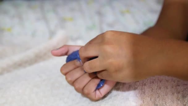 Criança Brincando Com Lodo Rio Janeiro — Vídeo de Stock