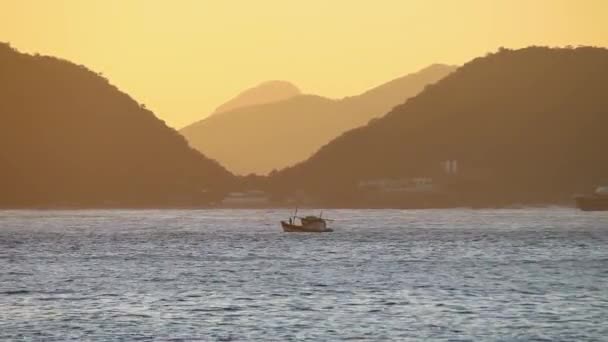 Bogserbåt Och Fiskebåt Guanabara Bay Rio Janeiro Brasilien — Stockvideo