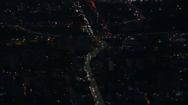 Rio de Janeiro, Brezilya 'daki Corcovado Tepesi' nin tepesinden şehrin ışıkları görünüyor..