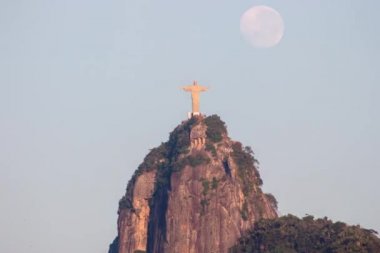 Ay ve İsa Rio de Janeiro, Brezilya 'da Kurtarıcı.