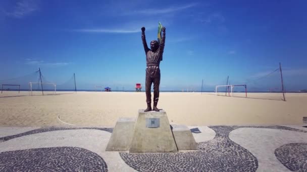 巴西里约热内卢科帕卡巴纳海滩飞行员Ayrton Senna的雕像 — 图库视频影像
