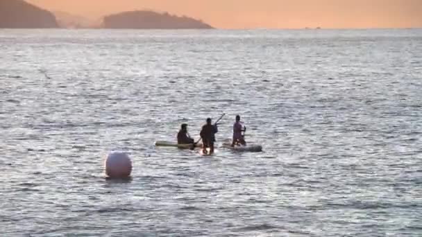 Mannen Peddelend Met Stand Peddel Het Rode Strand Rio Janeiro — Stockvideo