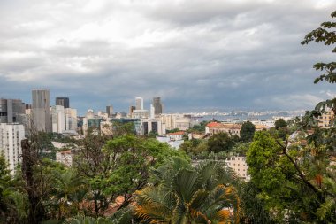 Rio de Janeiro 'nun merkezindeki binalar Santa Teresa' nın tepesinden görüldü..