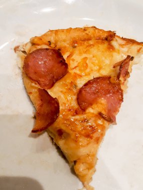 Pepperonili pizza, masada mantar var..