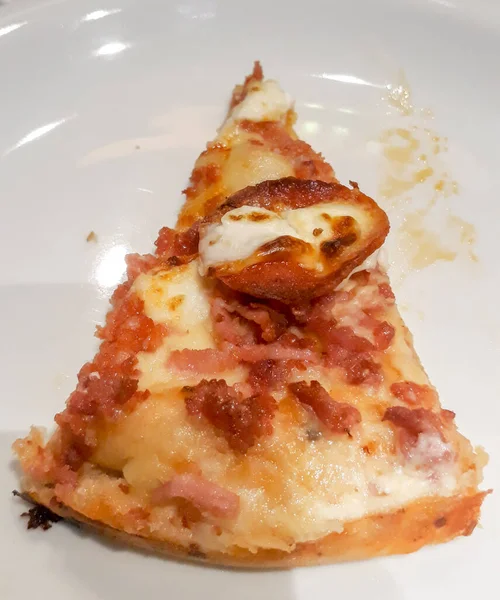 Peperoni Pizza Met Katupiry Een Tafel — Stockfoto