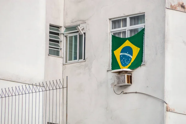 Flaga Brazylii Oknie Budynku Rio Janeiro — Zdjęcie stockowe
