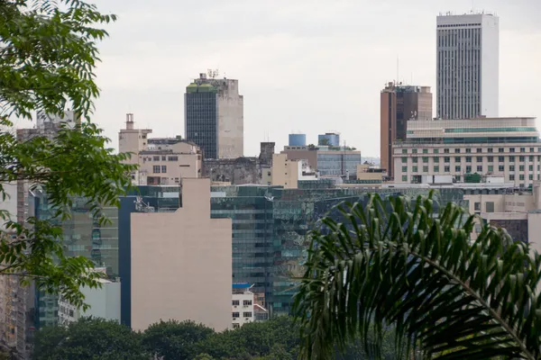 サンタ テレサ地区の頂上から見たリオデジャネイロの中心部の建物 — ストック写真