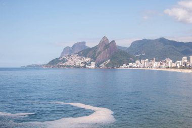 Two Hill Brother, Rio de Janeiro 'daki Arpoador plajında görüldü..