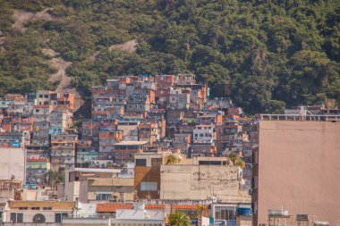Rio de Janeiro 'daki Arpoador Sahili' nden Cantagalo Tepesi görüldü.