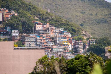 Rio de Janeiro 'daki Arpoador Sahili' nden Cantagalo Tepesi görüldü.