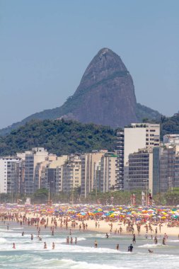 Rio de Janeiro, Brezilya 'daki Copacabana Plajı - 23 Ekim 2021: Copacabana Plajı Rio de Janeiro Brezilya' da tipik sıcak bir gündür.
