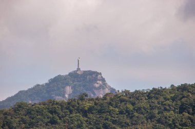 Kurtarıcı İsa Rio de Janeiro, Brezilya - 7 Kasım 2021: Kurtarıcı İsa Rio de Janeiro Brezilya 'daki Arpoador Sahili' nden görüldü.