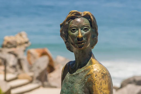 巴西里约热内卢Clarice Lispector雕像 2021年10月23日 巴西里约热内卢 位于巴西里约热内卢Copacabana的Praia Leme的Clarice Lispector雕像 — 图库照片