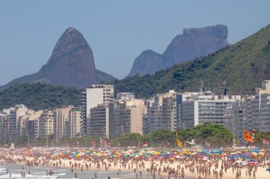 Rio de Janeiro, Brezilya 'daki Copacabana Plajı - 23 Ekim 2021: Copacabana Plajı Rio de Janeiro Brezilya' da tipik sıcak bir gündür.
