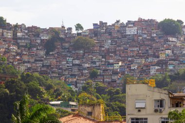 Rocinha favela, Rio de Janeiro 'nun gavea bölgesinin tepesinden görüldü..