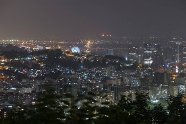 Rio de Janeiro 'daki urca tepesinden gece görüşü.