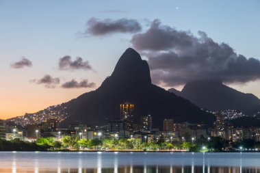Rio de Janeiro 'daki Rodrigo de Freitas Gölü' nde gün batımı.
