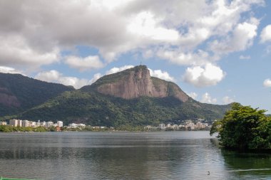 Kurtarıcı İsa Rio de Janeiro, Brezilya - 04 Aralık 2021: Kurtarıcı İsa Rio de Janeiro 'daki Rodrigo de Freitas Gölünde görüldü.
