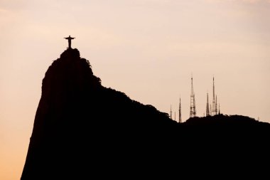 Rio de Janeiro 'daki Kurtarıcı İsa - 26 Aralık 2021: Kurtarıcı İsa' nın silueti Rio de Janeiro Brezilya 'daki Urca mahallesinden görüldü.