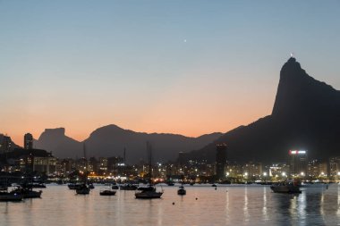 Rio de Janeiro 'daki Kurtarıcı İsa - 26 Aralık 2021: Kurtarıcı İsa' nın silueti Rio de Janeiro Brezilya 'daki Urca mahallesinden görüldü.