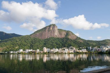 Kurtarıcı İsa Rio de Janeiro, Brezilya - 04 Aralık 2021: Kurtarıcı İsa Rio de Janeiro 'daki Rodrigo de Freitas Gölünde görüldü.