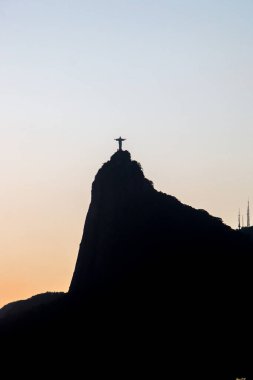 Rio de Janeiro 'daki Kurtarıcı İsa - 26 Aralık 2021: Kurtarıcı İsa' nın silueti Rio de Janeiro Brezilya 'daki Urca mahallesinden görüldü.