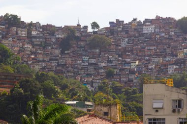 Rocinha favela, Rio de Janeiro 'nun gavea bölgesinin tepesinden görüldü..