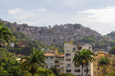 Rocinha favela, Rio de Janeiro 'nun gavea bölgesinin tepesinden görüldü..